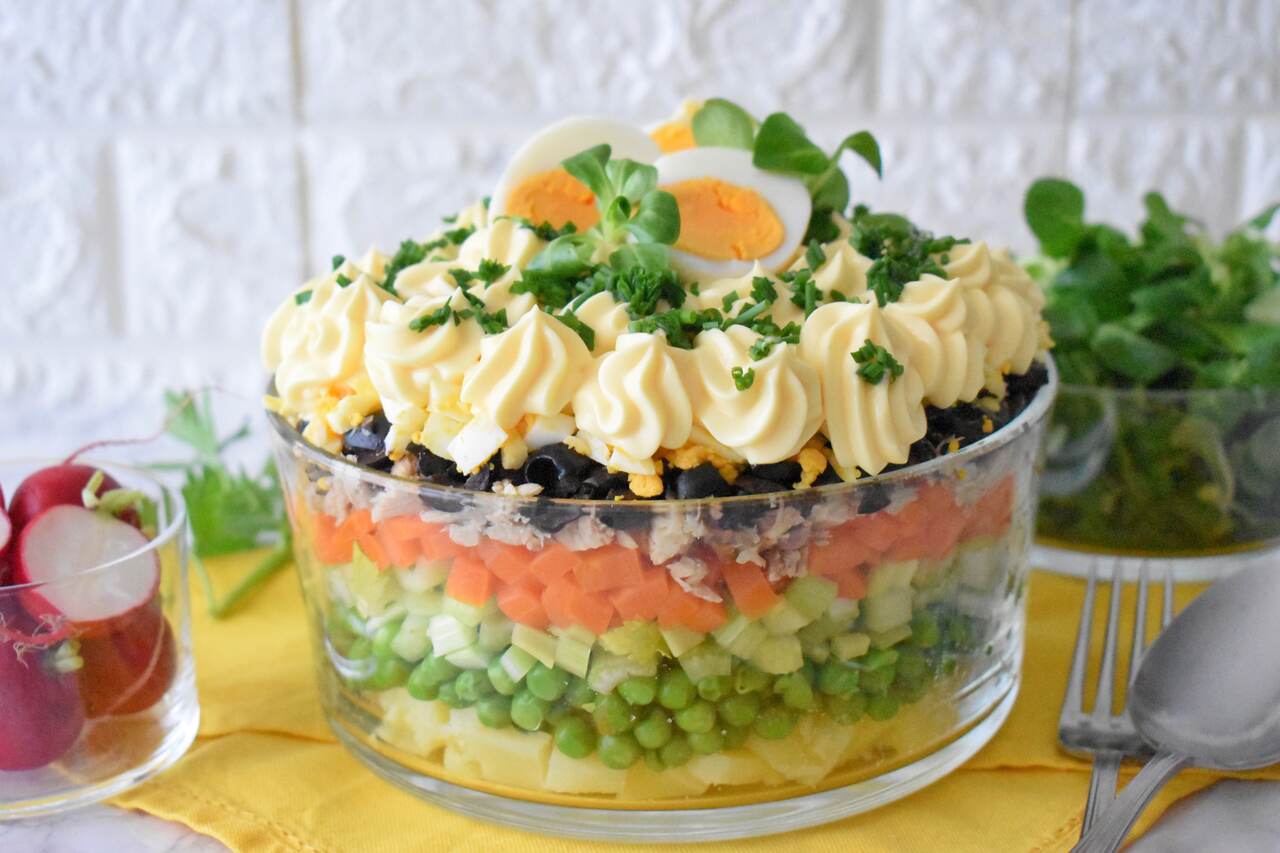 Przepis na sałatke warstwowa z tuńczykiem