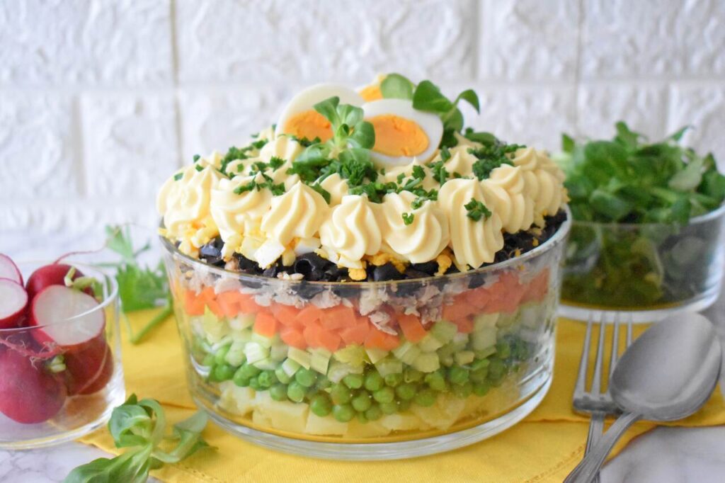 Salatka wielkanocna z warzywami warstwowa