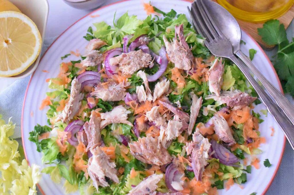 Warzywna salatka z makrela