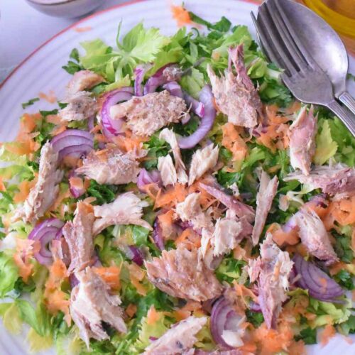 Warzywna salatka z makrela