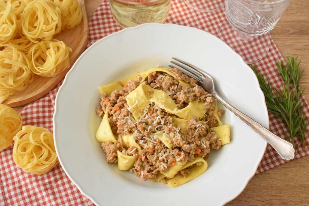 Przepis na makaron z ragu bianco