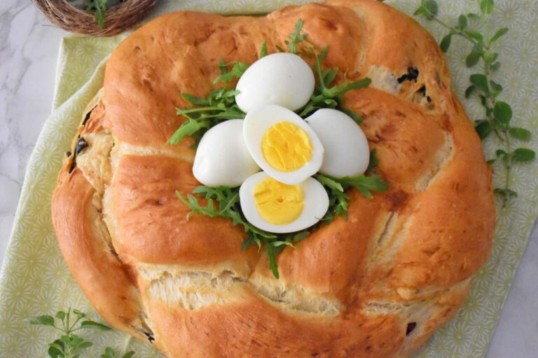 Wielkanocny chleb z nadzieniem