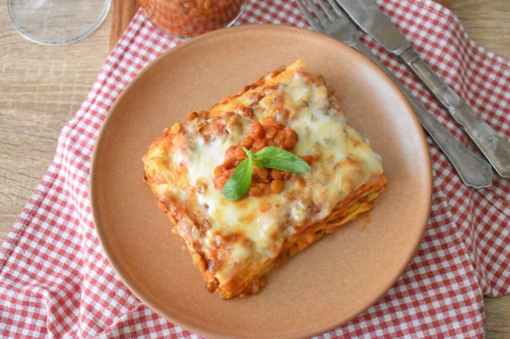 Lasagne z beszamelem i ragu z soczewicy