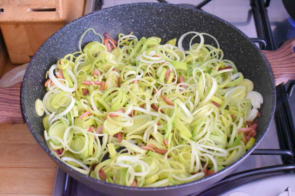 Duszone pory z szynka