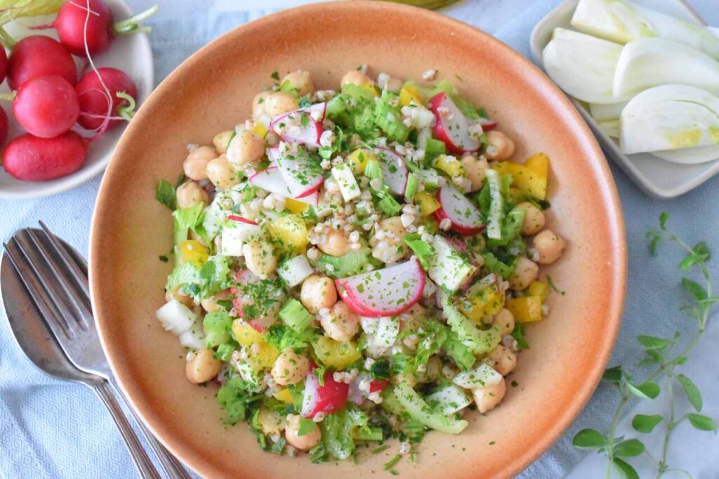 Przepis na salatke z kasza gryczana i warzywami