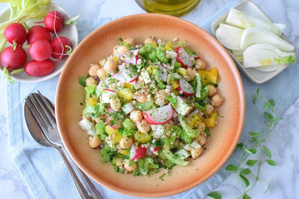 Wiosenna salatka z rzodkiewkami