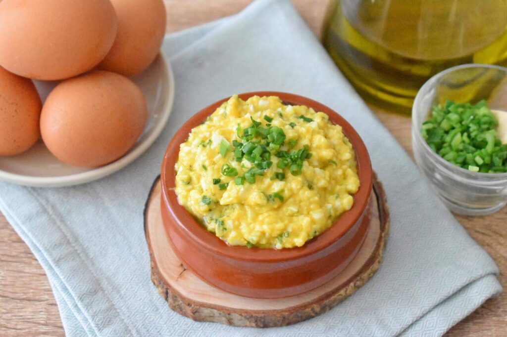 Przepis na sos z jajek na twardo