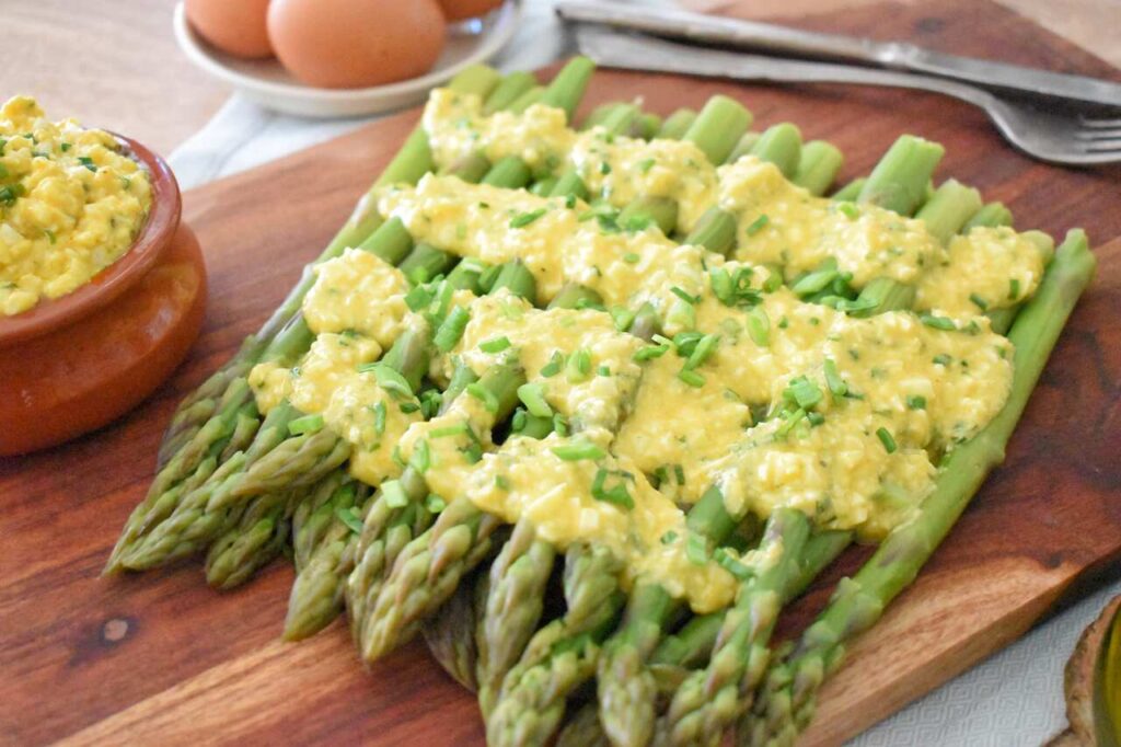 Szparagi na parze z jajkami na twardo