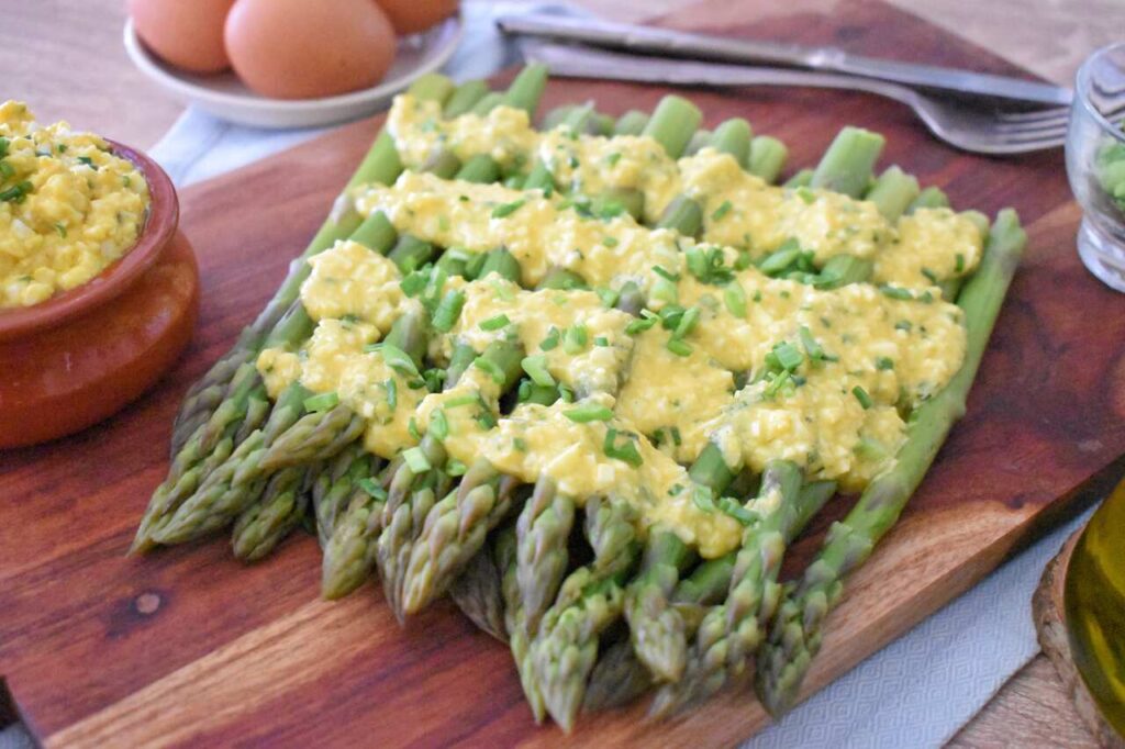 Jak przygotowac jajka w sosie jajecznym