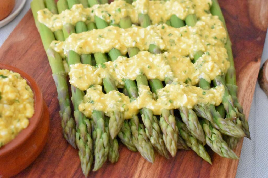 Jajka w sosie jajecznym ze szczypiorkiem