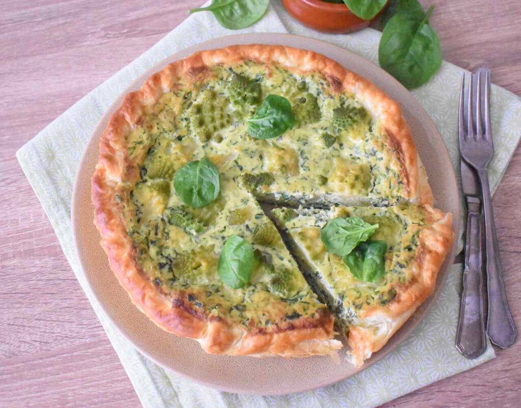 Tarta z kremowym sosem ze szpinakiem i pesto