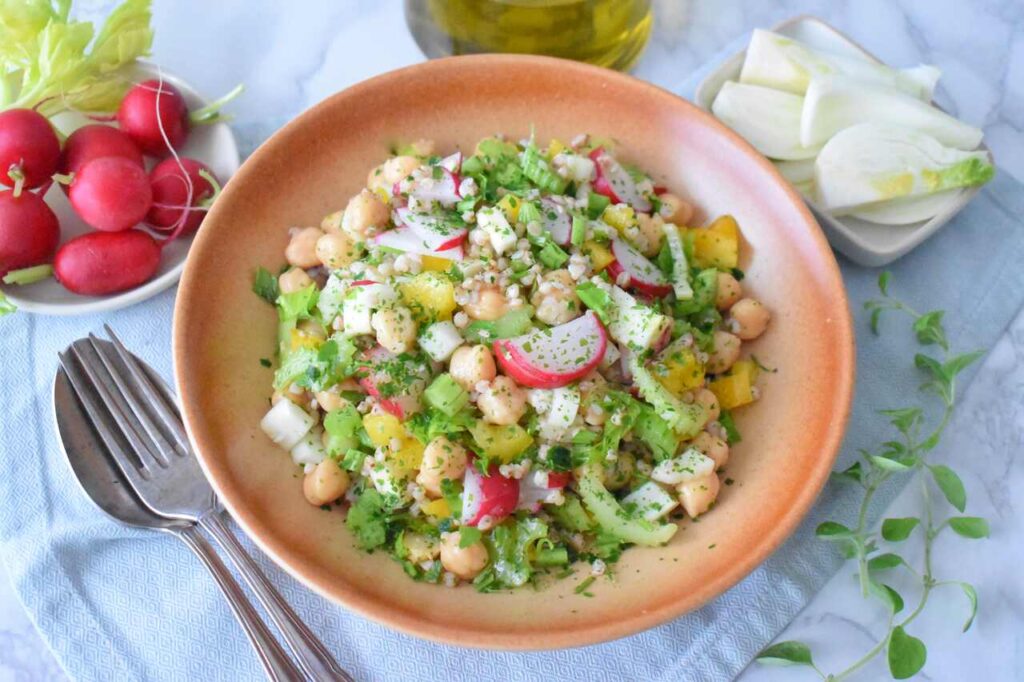 Wiosenna salatka z kasza i warzywami