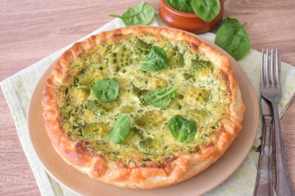 Wytrawna tarta z kremem z pesto