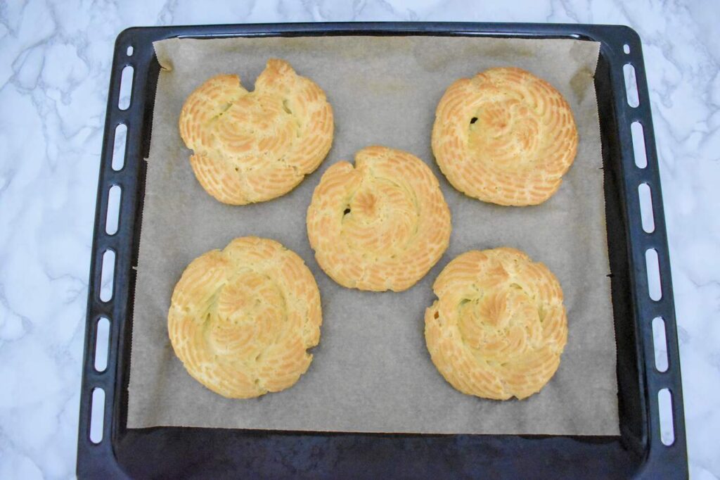 Upieczone ciasta ptysiowe