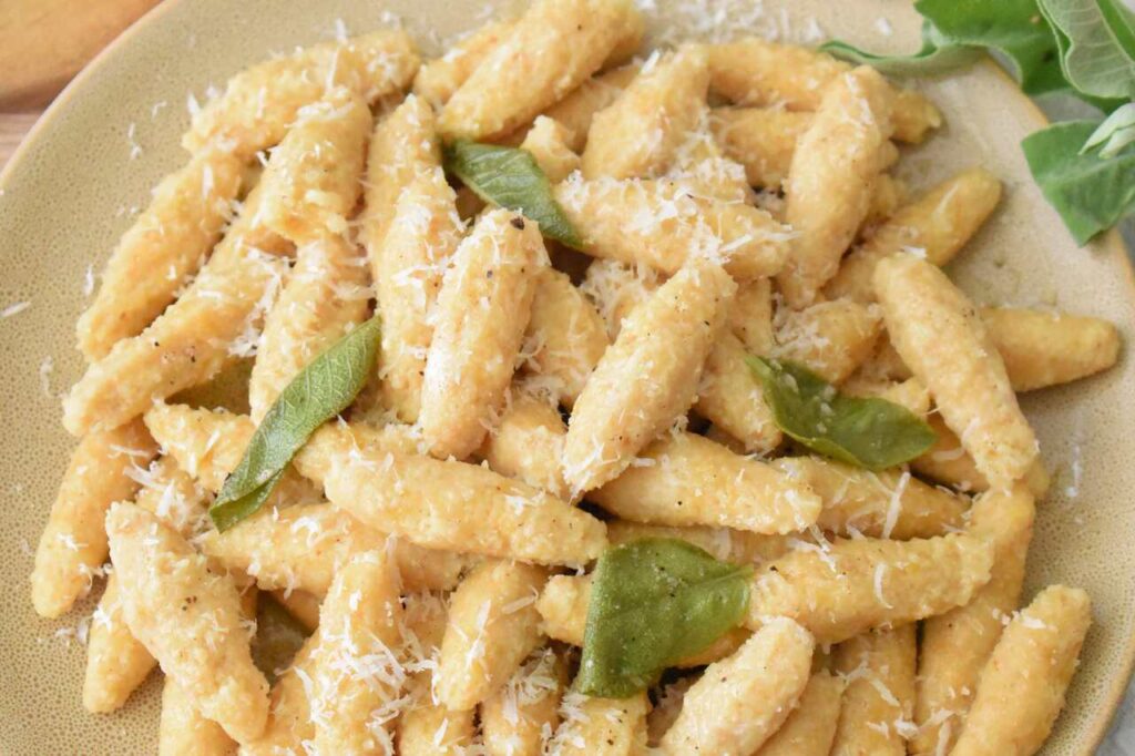 Kluski z bulki tartej i parmezanu