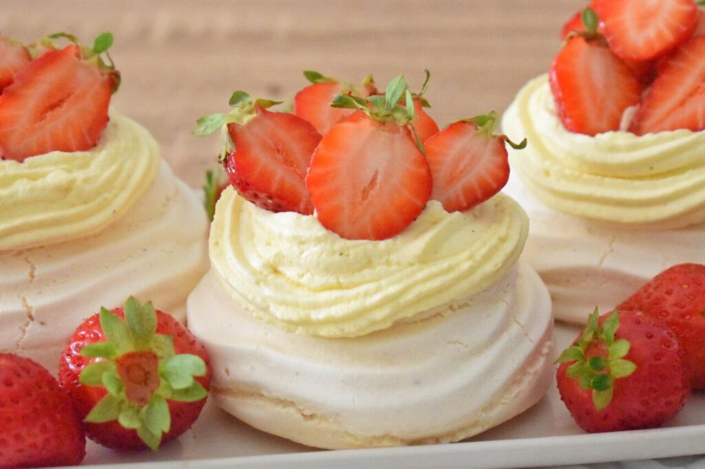 Mini beza pavlova z kremem chantilly