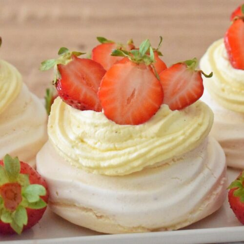 Mini beza pavlova z kremem chantilly