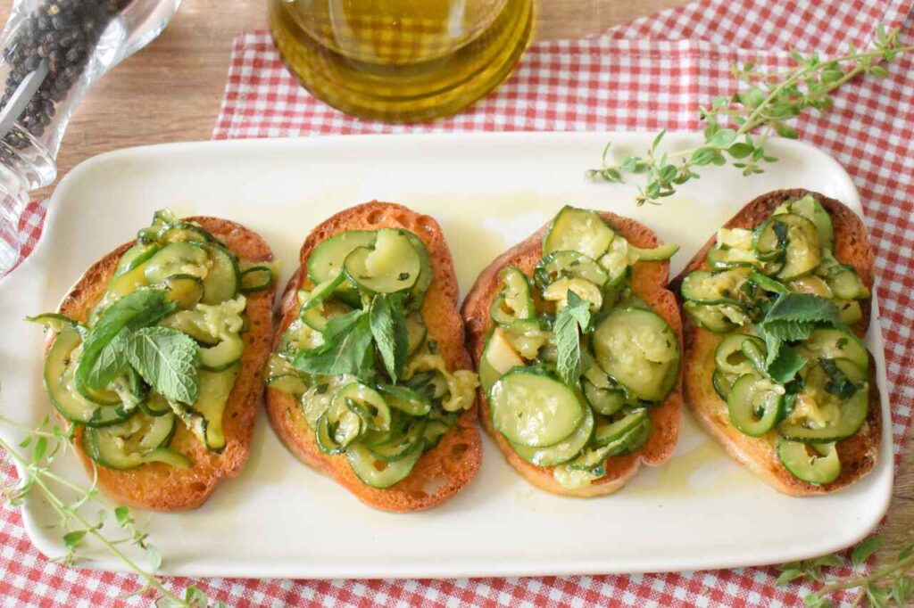 Kanapki bruschette z cukinia