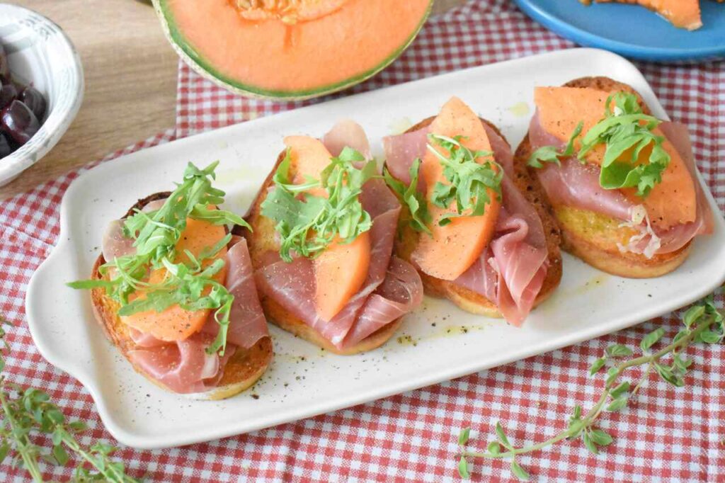 Kanapki bruschette z melonem i szynka