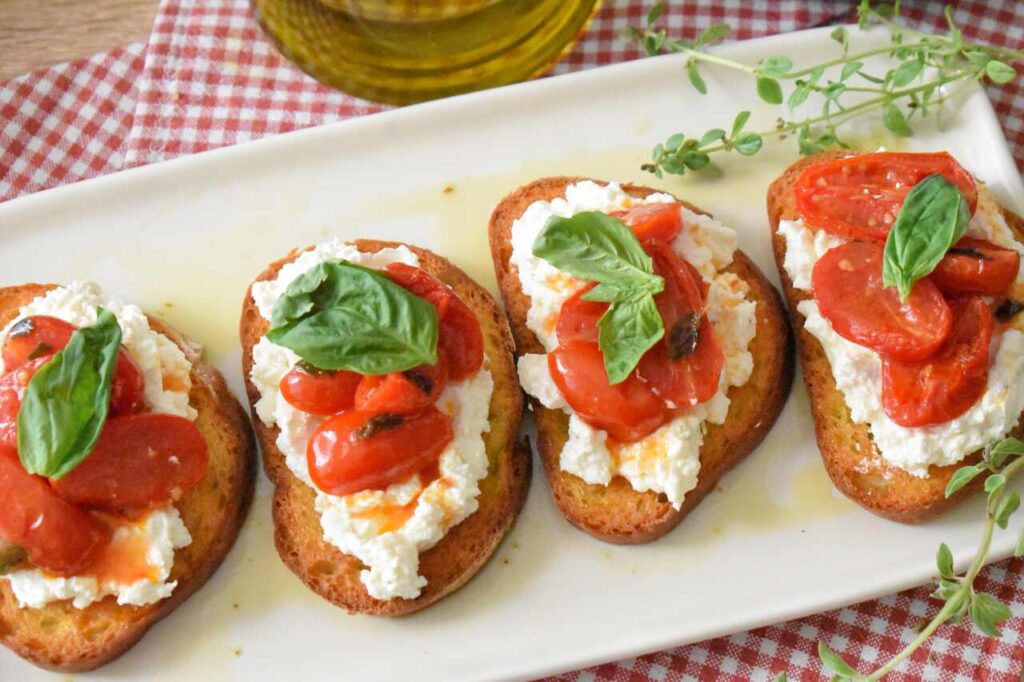 Kanapki z ricotta i pomidorkami