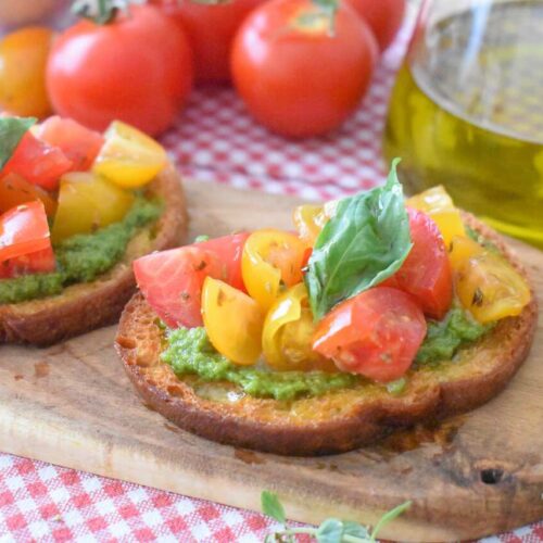 Wloska bruschetta z pesto i pomidorkami