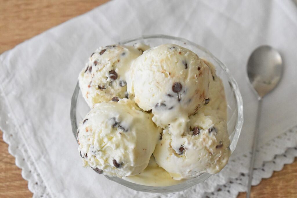 Wloskie lody stracciatella z mlekiem skondensowanym