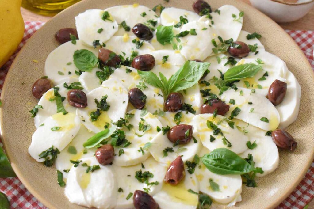 Mozzarella marynowana z oliwkami i ziolami