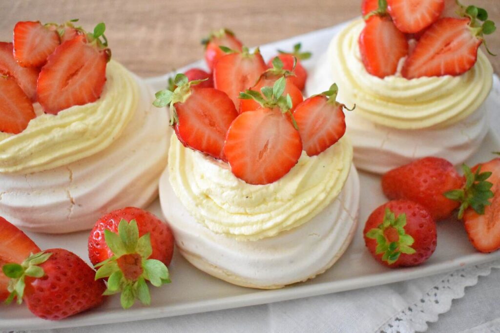 Beza pavlova z truskawkami