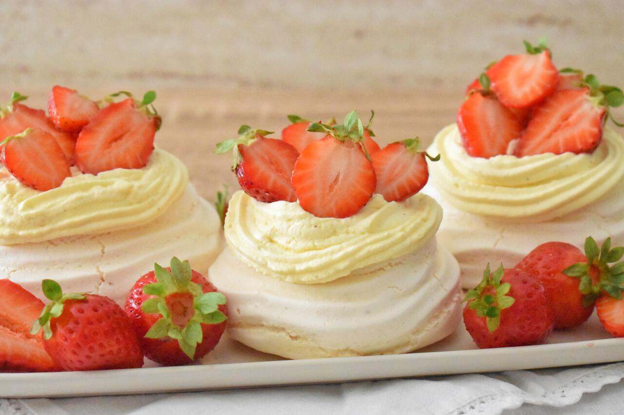 Beza pavlova z kremem i truskawkami