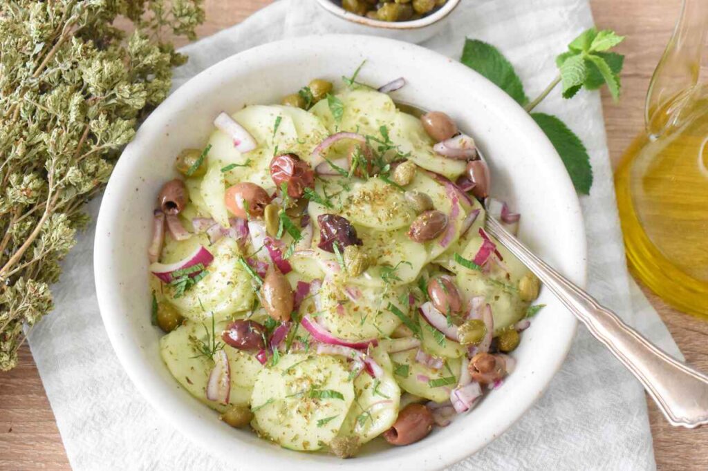 Prosty przepis na aromatyczna salatke z ogorkiem i ziolami