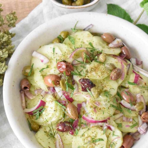 Przepis na salatke z ogorkiem i oliwkami