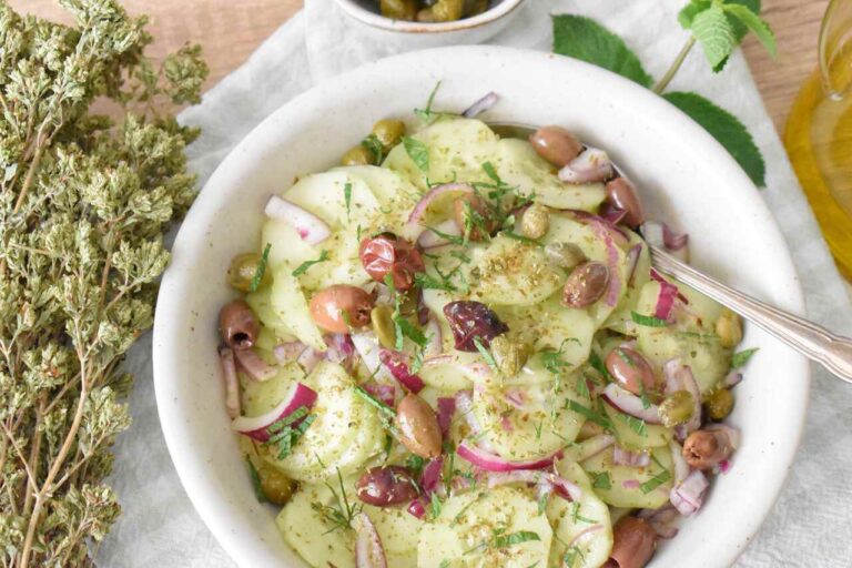 Przepis na salatke z ogorkiem i oliwkami
