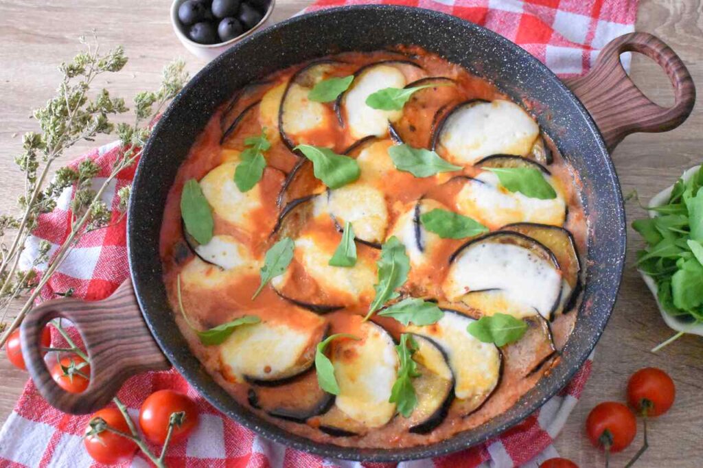 Baklazan w sosie pomidorowym i mozzarella