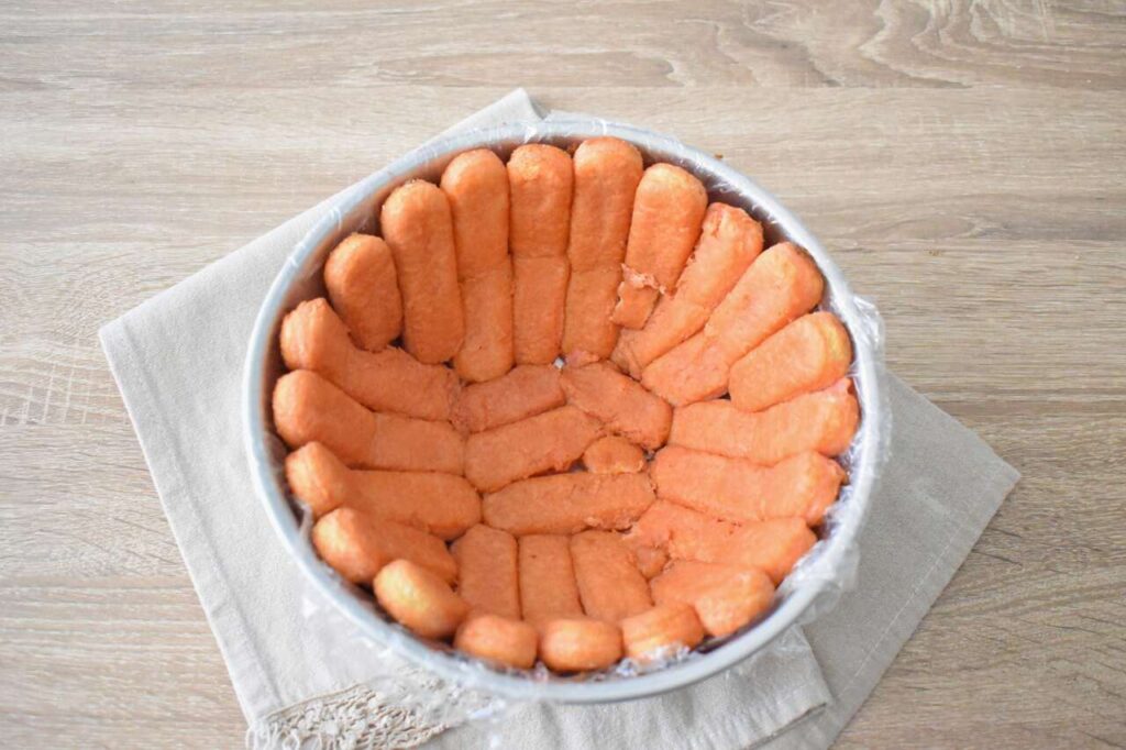 Jak ukladac biszkopty w formie na zuccotto