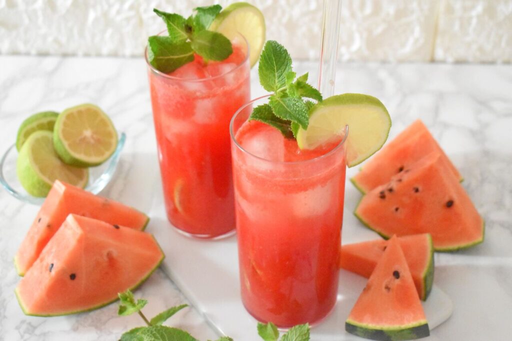 Lemoniada arbuzowa z miętą i cytryną podana w szklance z lodem