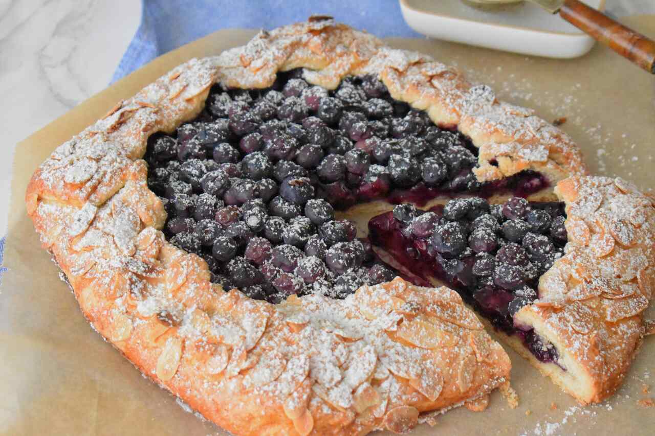 Krucha tarta galette z borowkami