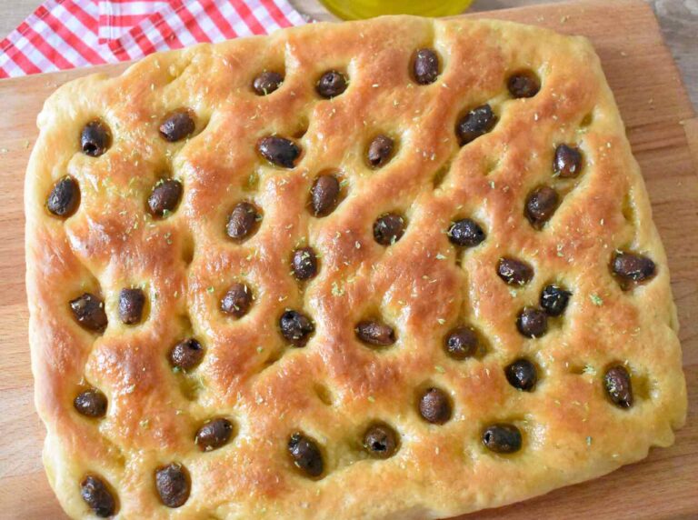 Wloska puszysta focaccia z oliwkami