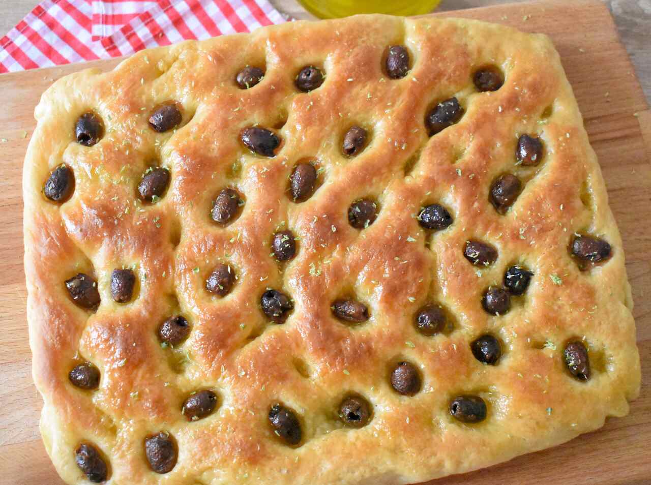 Wloska puszysta focaccia z oliwkami