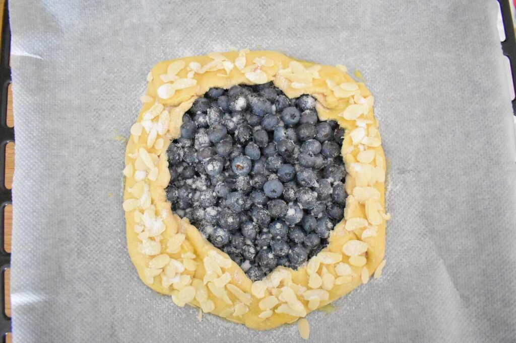 Rustykalna tarta galette z borowkami
