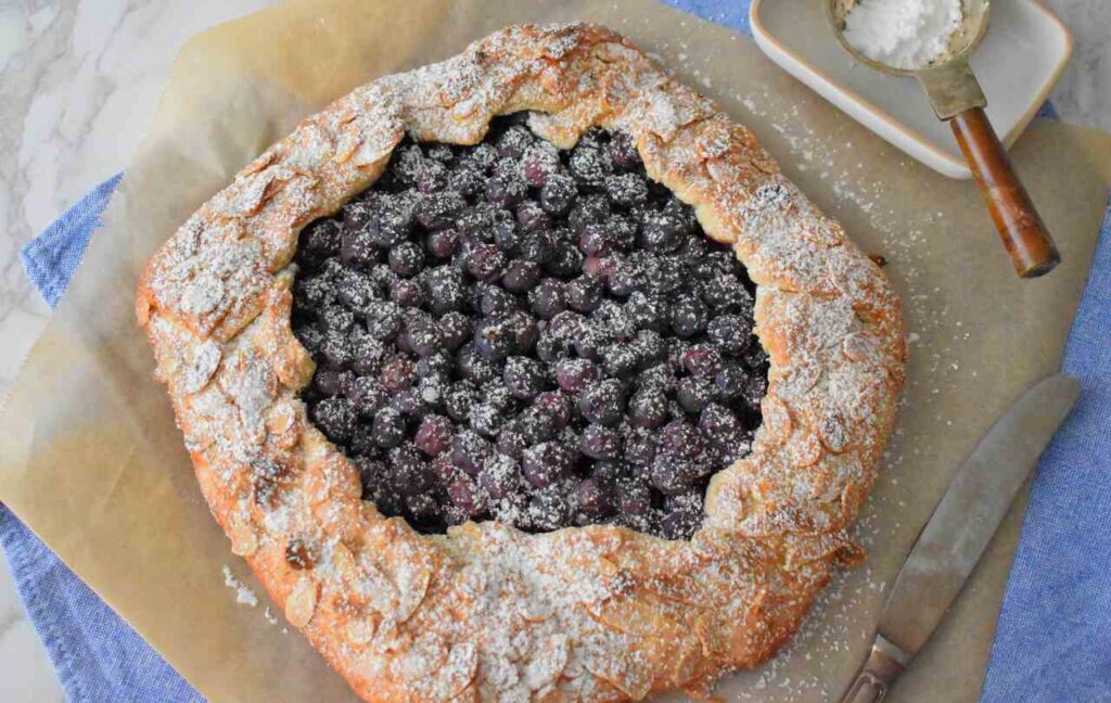 Francuska tarta galette z borowkami