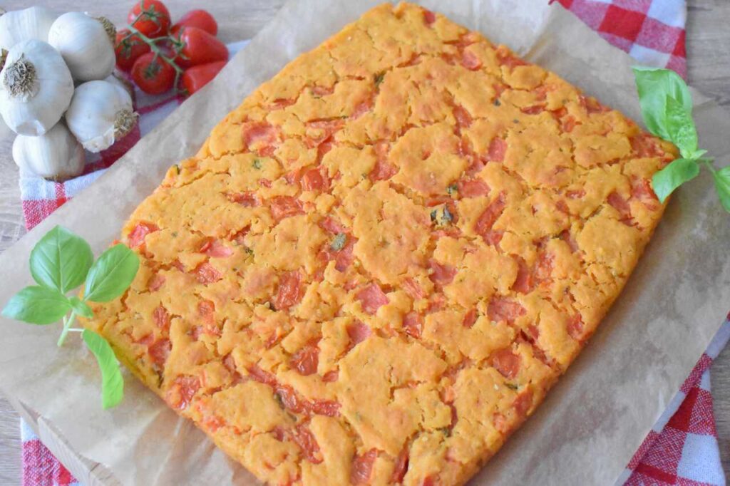 Puszysta focaccia z pomidorami z sardynii