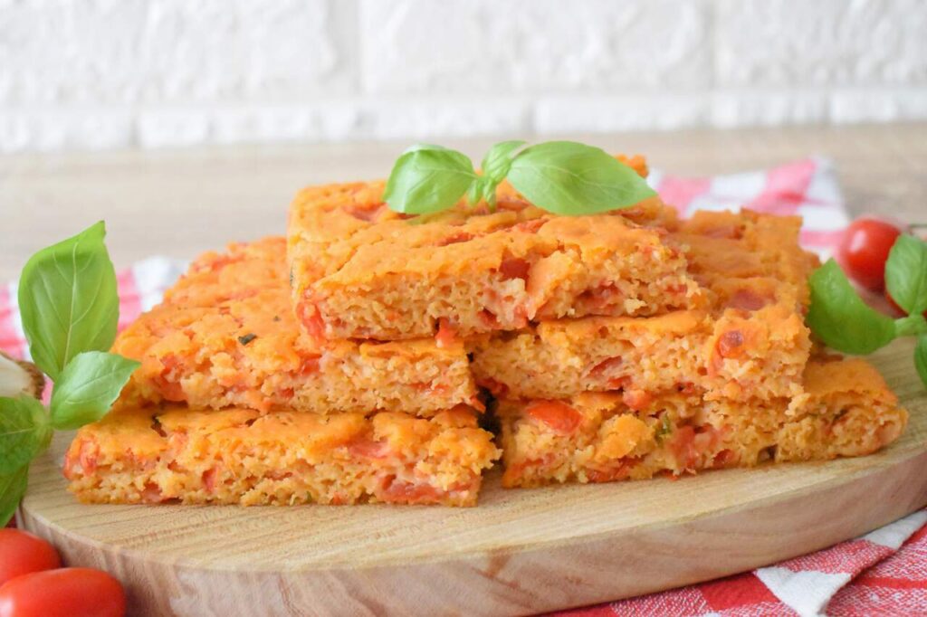 Wloska focaccia z Sardynii z pomidorami