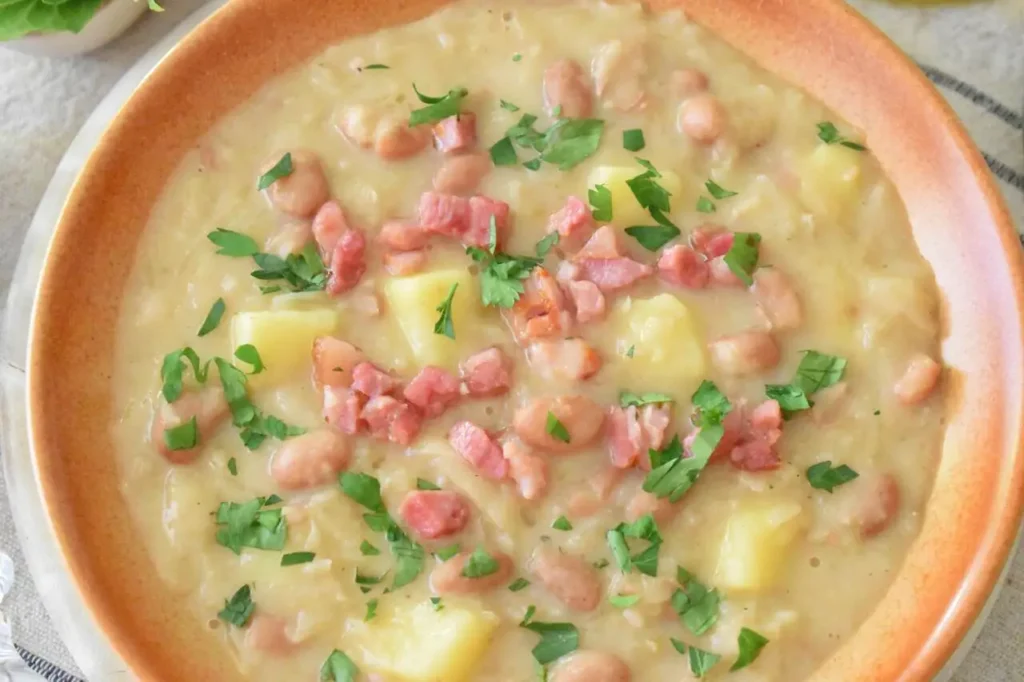 Zupa z kapusty kiszonej, fasoli i ziemniakow
