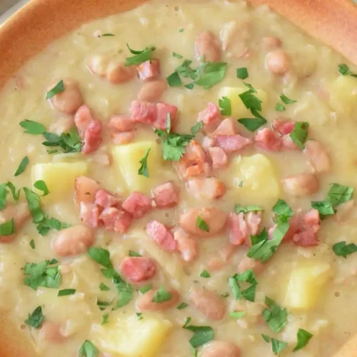 Zupa z kapusty kiszonej, fasoli i ziemniakow